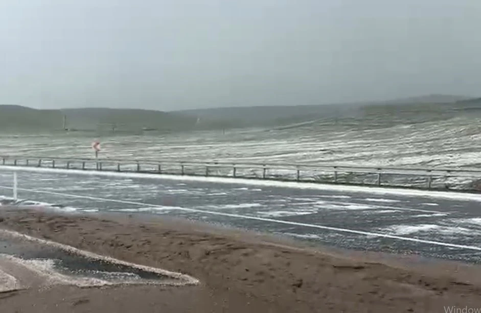 Dağlar beyaza b&uuml;r&uuml;nd&uuml;, yol ulaşıma kapandı
