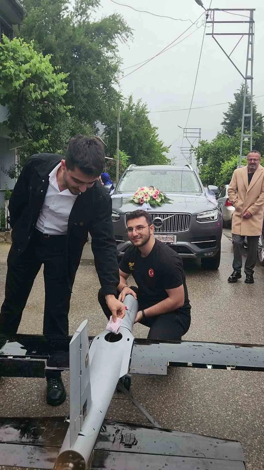 Daha önce böylesini görmediniz: Düğün konvoyunun önünü İnsansız Hava Aracı ile kestiler
