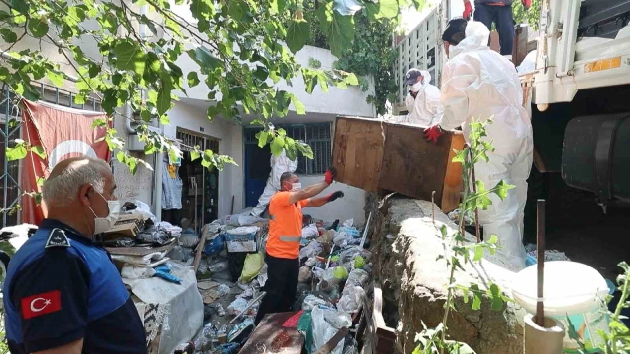 Daireden kamyon kamyon çöp çıktı
