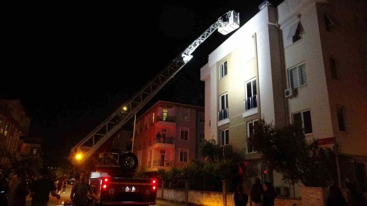 Daireyi saran alevler apartman sakinlerini çatıya çıkarttı
