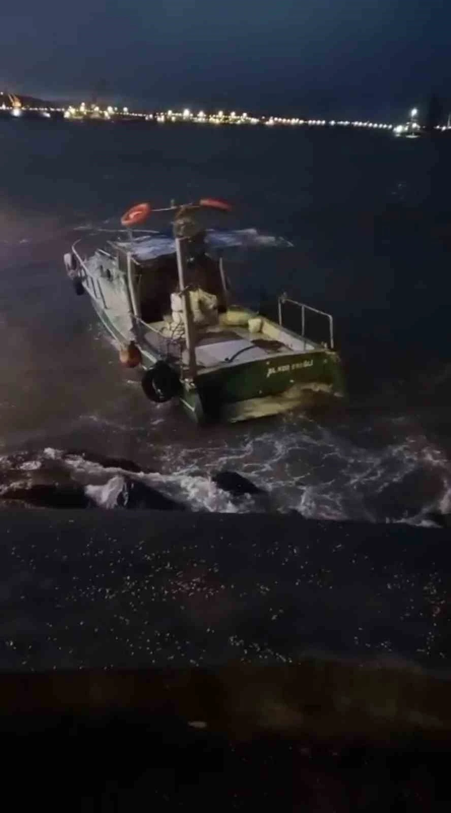 Dalgalarla savrulan balık&ccedil;ı teknesinin kurtarılma anları ortaya &ccedil;ıktı
