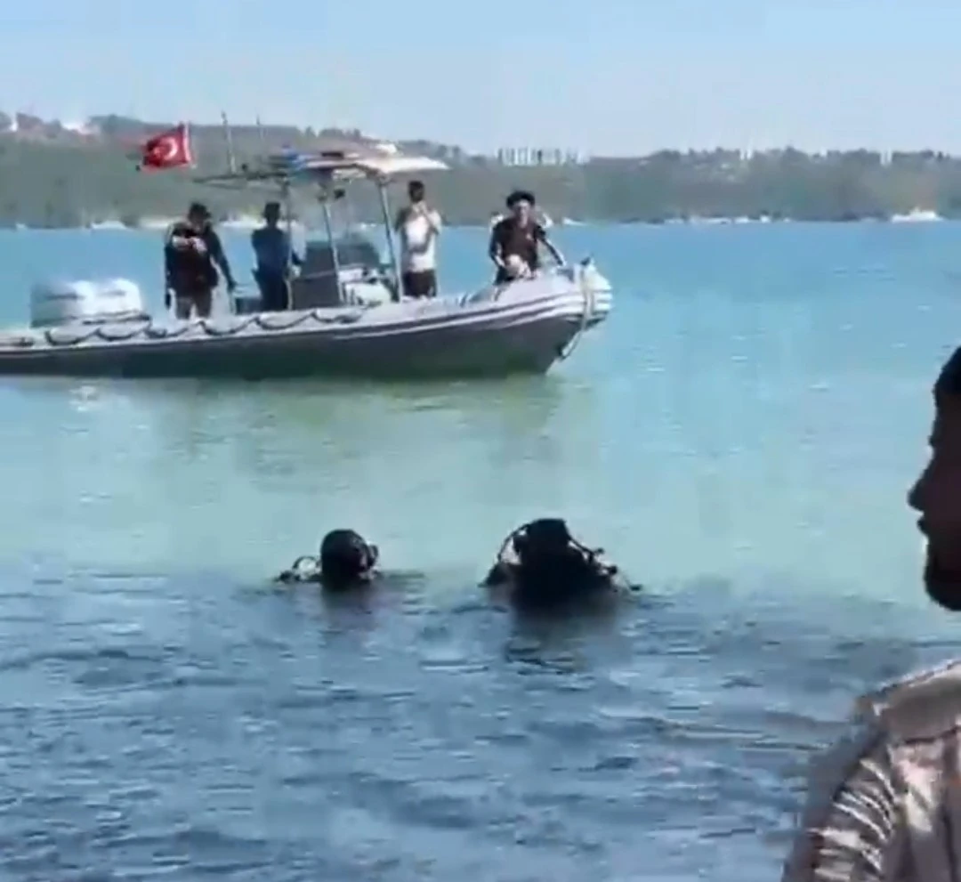 Dalgı&ccedil; polisin dakikalarca s&uuml;ren m&uuml;cadelesi sonu&ccedil; verdi: Kalbi duran 8 yaşındaki &ccedil;ocuk hayata d&ouml;nd&uuml;
