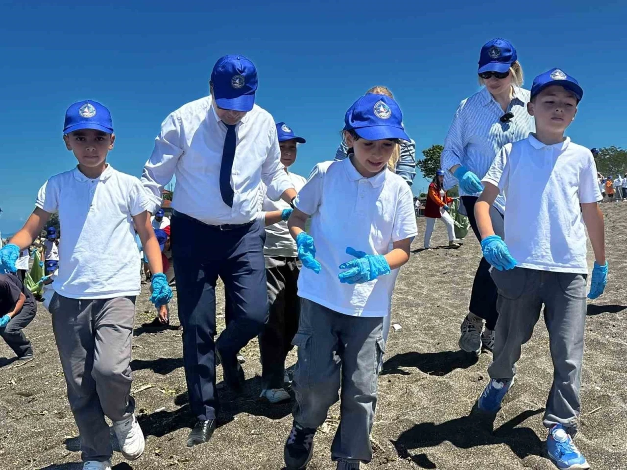 Dalgı&ccedil;ların 5 dakikada deniz altından &ccedil;ıkardığı &ccedil;&ouml;pler hayrete d&uuml;ş&uuml;rd&uuml;
