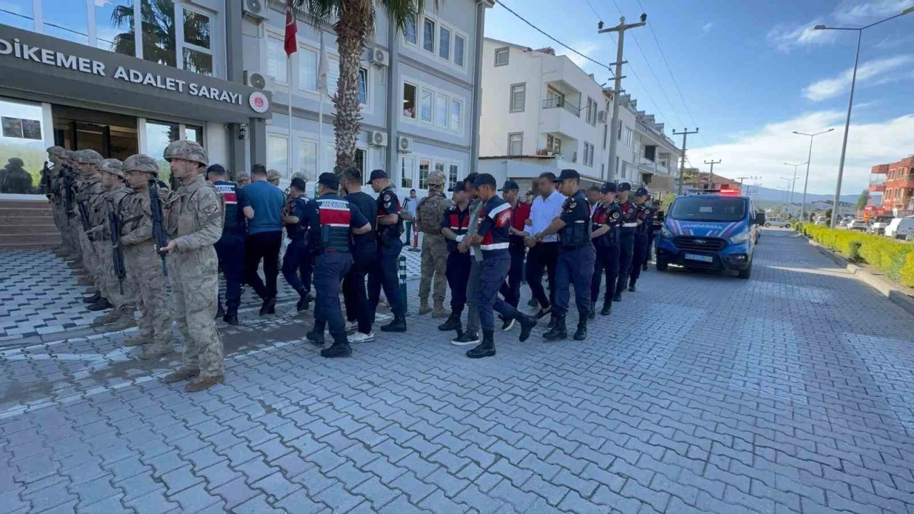 Daltonlar&rsquo;a darbe: 10 tutuklama
