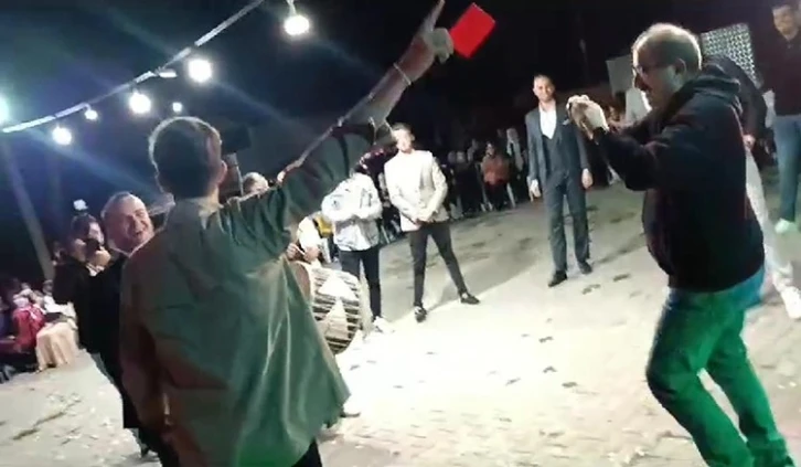 Damada d&uuml;ğ&uuml;n&uuml;nde &rsquo;kırmızı kart&rsquo;
