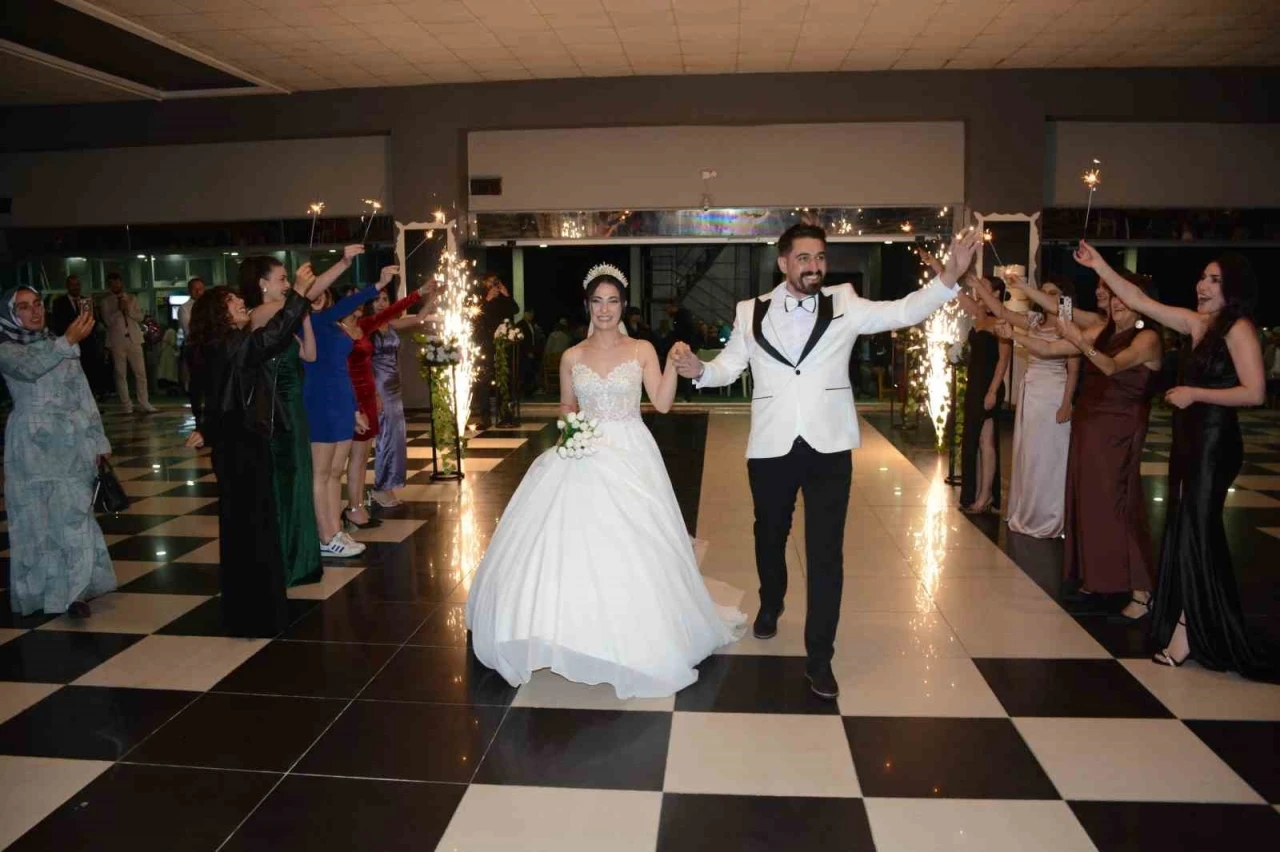 Damadın arkadaşlarından geline ağırlığınca para
