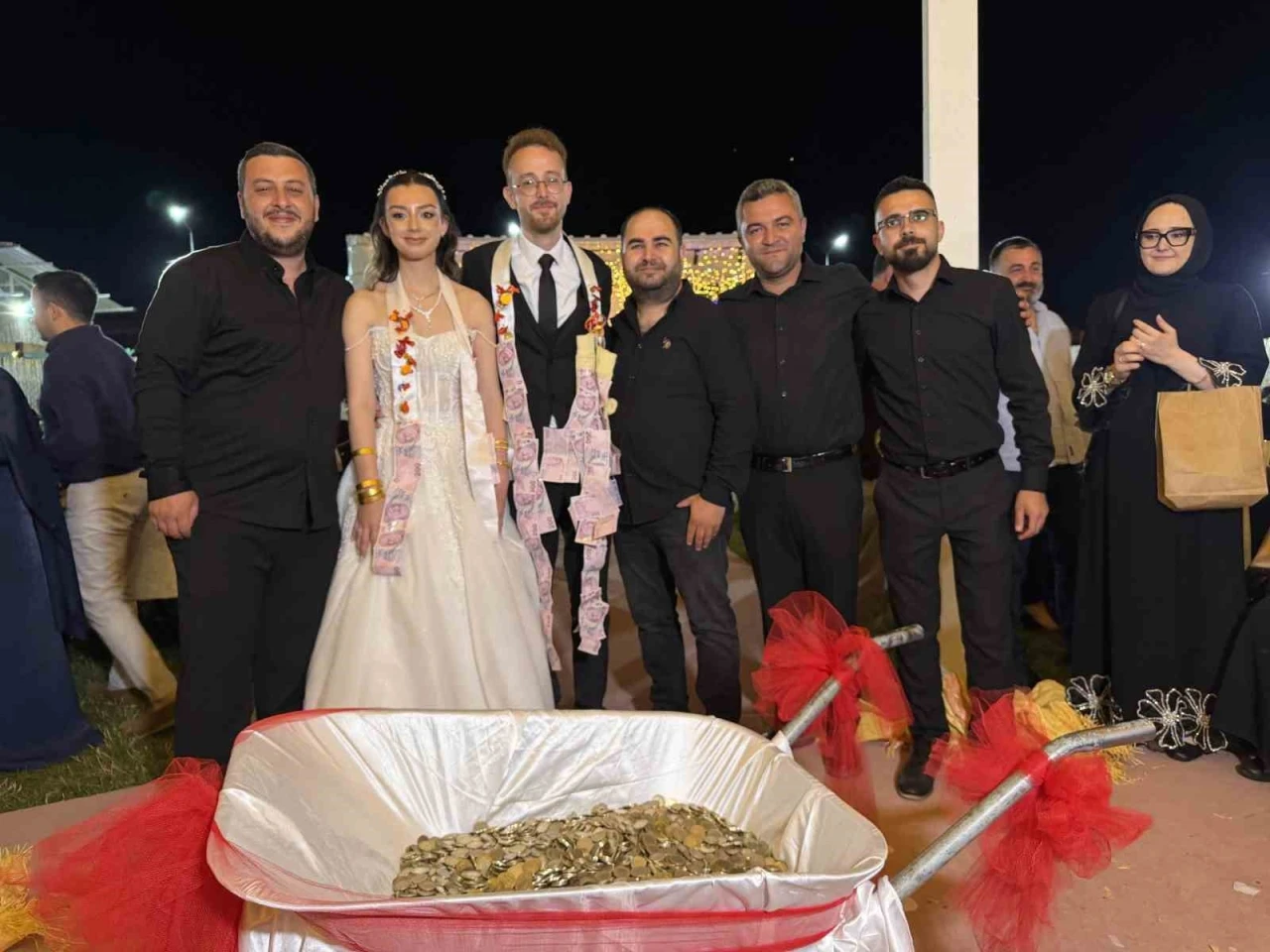 Damadın arkadaşlarından ilgin&ccedil; d&uuml;ğ&uuml;n takısı: 10 bin TL&rsquo;lik madeni parayı el arabasıyla getirdiler
