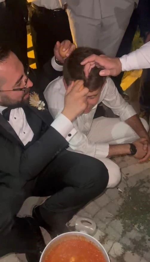 Damadın menemen şovu: Yumurtayı arkadaşının kafasında kırdı
