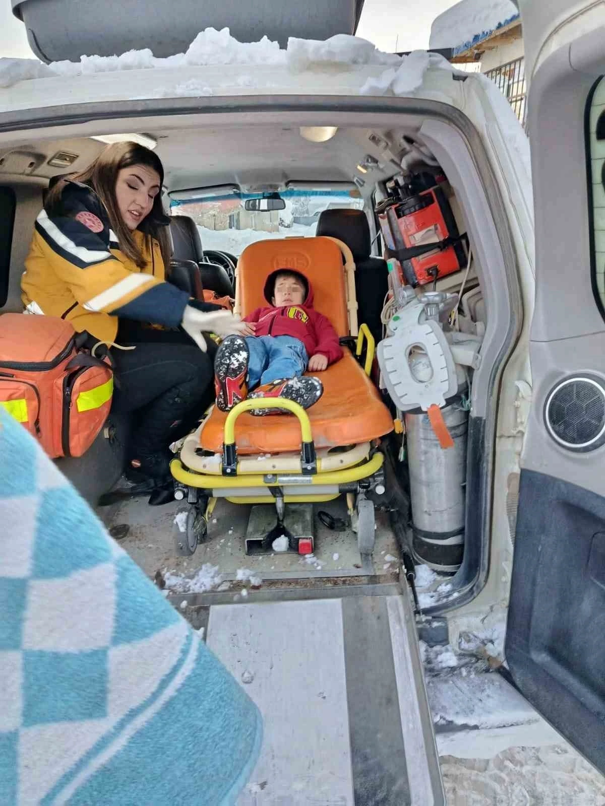 Damdan d&uuml;şerek yaralanan &ccedil;ocuk hastaneye ulaştırıldı
