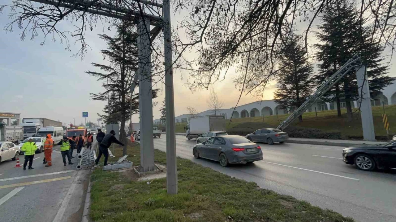 Damperi açık tır PTS direğini devirdi, facia kıl payı atlatıldı
