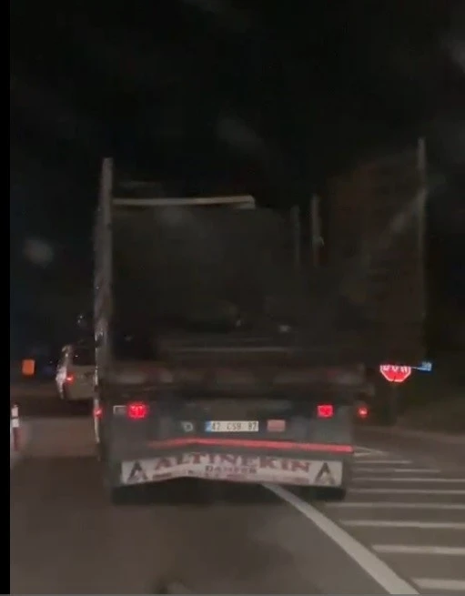 Damperinin arka kapağı açık şekilde seyreden kamyonun sürücüsüne ceza
