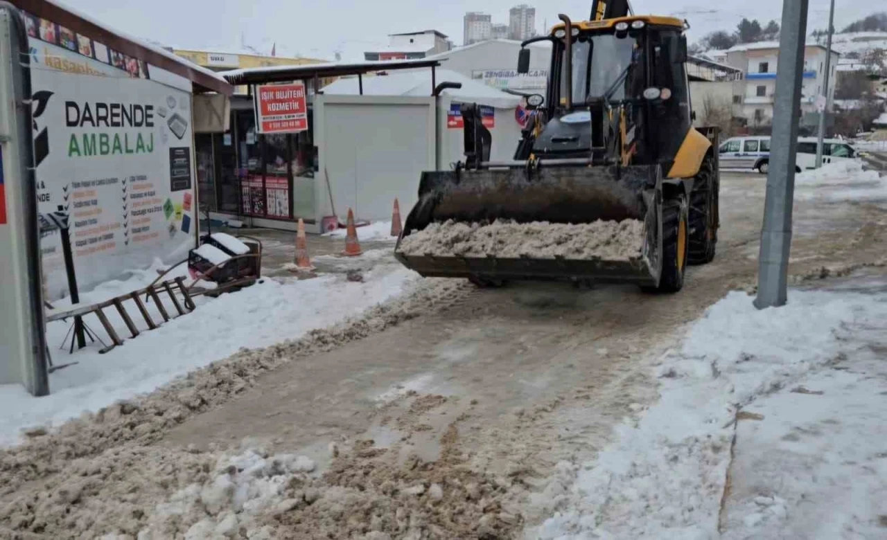Darende Belediyesi karla m&uuml;cadelede 7/24 sahada
