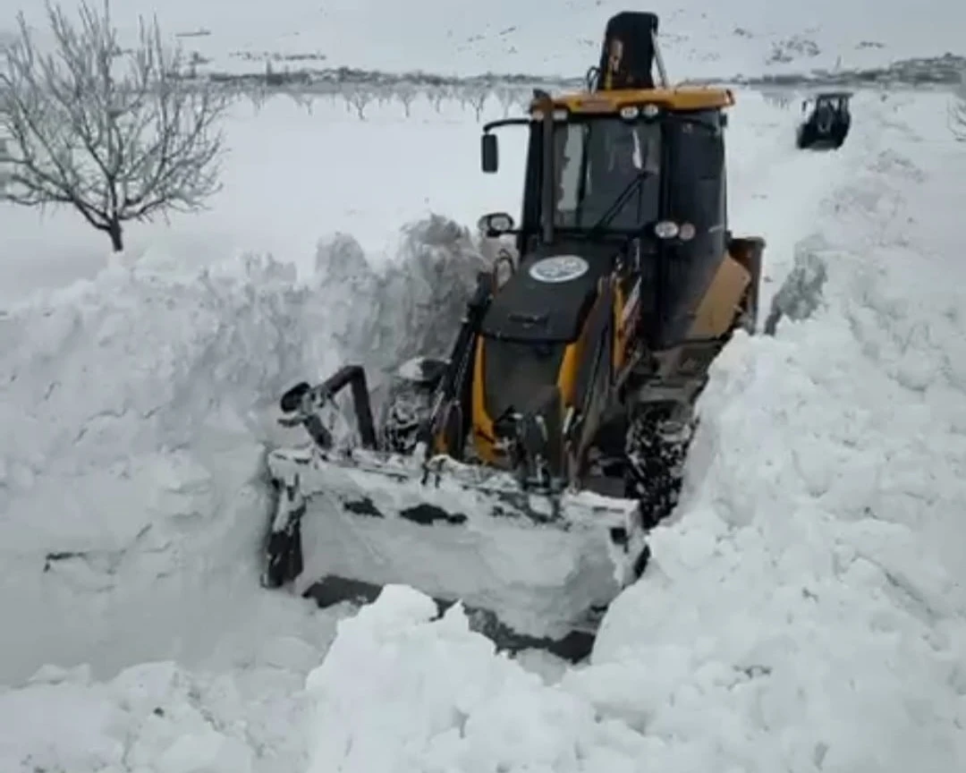 Darende Belediyesi&rsquo;nden karla m&uuml;cadelede yoğun mesai

