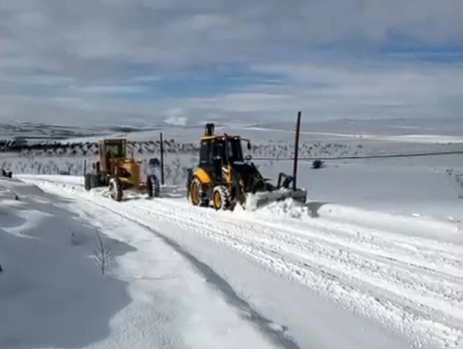 Darende Belediyesi&rsquo;nin karla m&uuml;cadele &ccedil;alışmalarını aralıksız s&uuml;rd&uuml;r&uuml;yor
