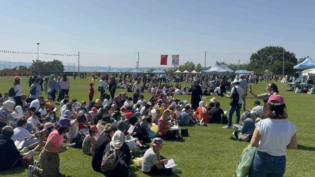 Darıca’da yüzlerce kişi aynı anda kitap okudu
