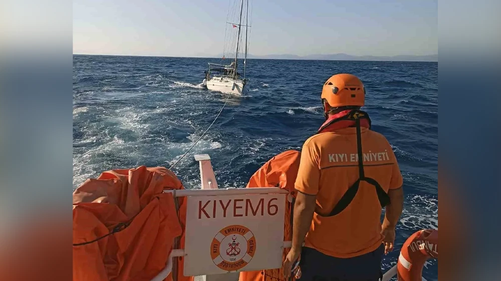 Makine Arızası Yapan Yelkenli Tekne Kurtarıldı