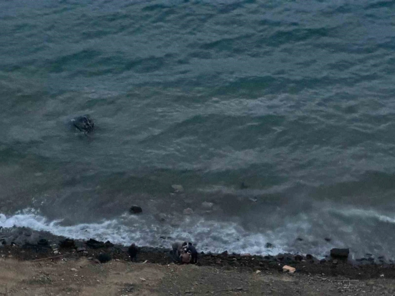 Datça’da virajı alamayan araç denize uçtu: 1 yaralı
