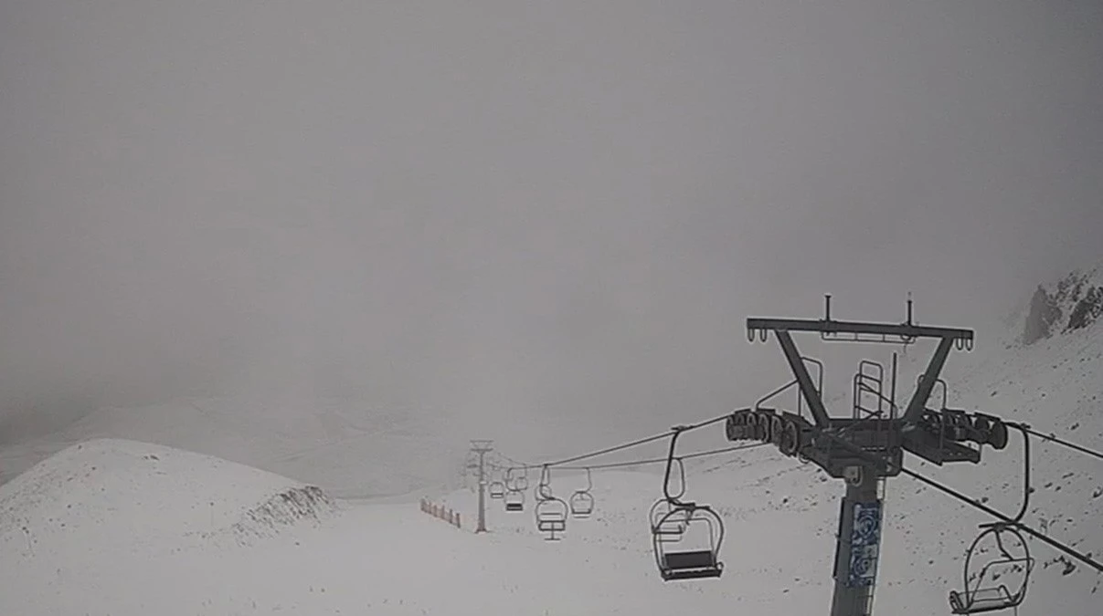 Davraz Kayak Merkezine mevsimin ilk karı düştü bazı noktalarda beyaza bürüdü
