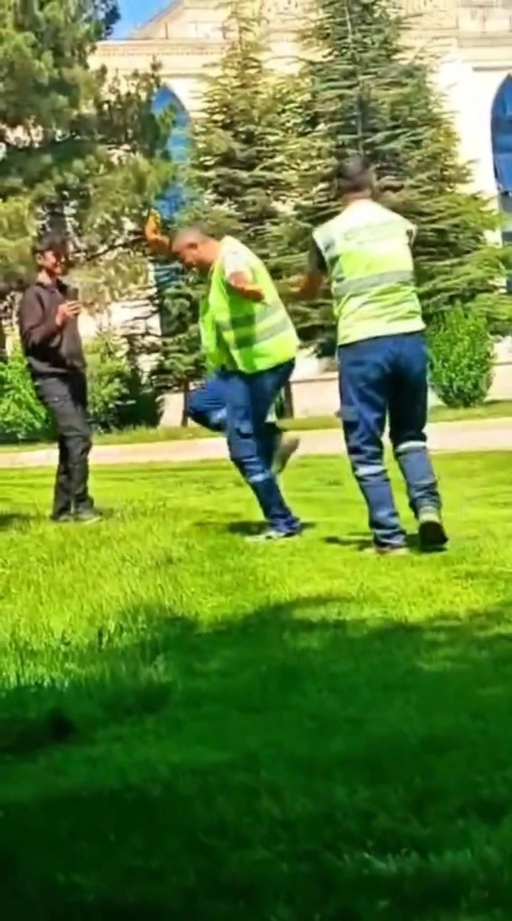 Davulun sesini duyan temizlik görevlileri, oynamaya başladı
