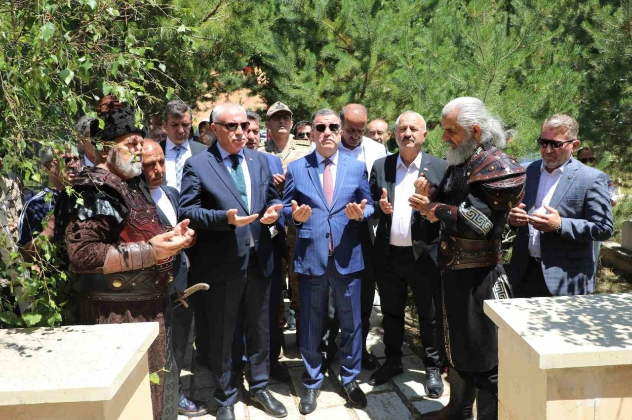 Dede Korkut kabri başında dualarla anıldı
