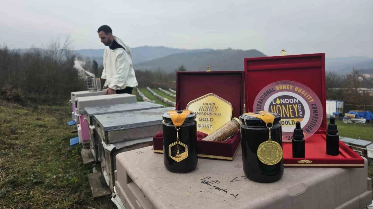 Dededen gelen arıcılığı profesyonelleştirdi, &uuml;rettiği bal d&uuml;nyada zirveye &ccedil;ıktı
