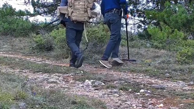 Dedektörle define arayan 2 kişi fotokapana yansıdı
