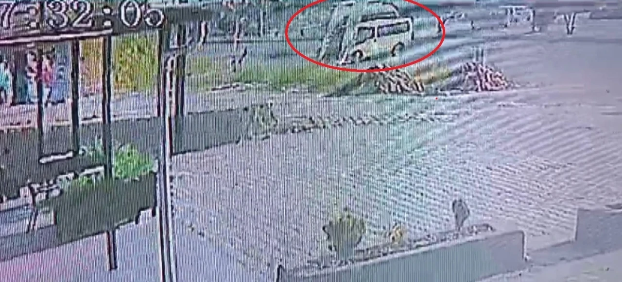 Defalarca takla atan minibüsün 18 yaşındaki sürücüsü öldü: Kaza anı kamerada
