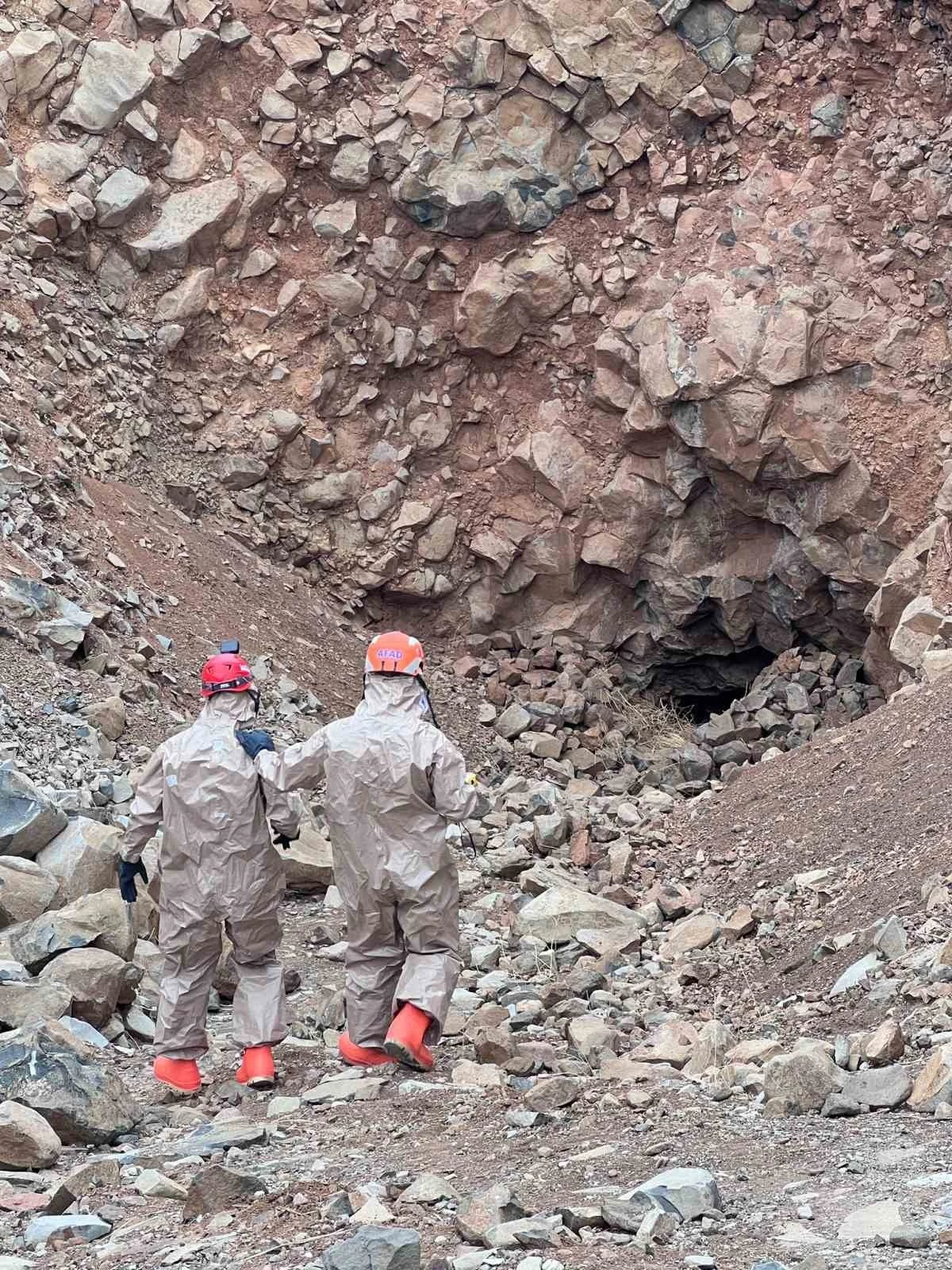 Define aranan mağarada çökme tehlikesi nedeniyle 11 kişilik kurtarma ekibi geri çekildi
