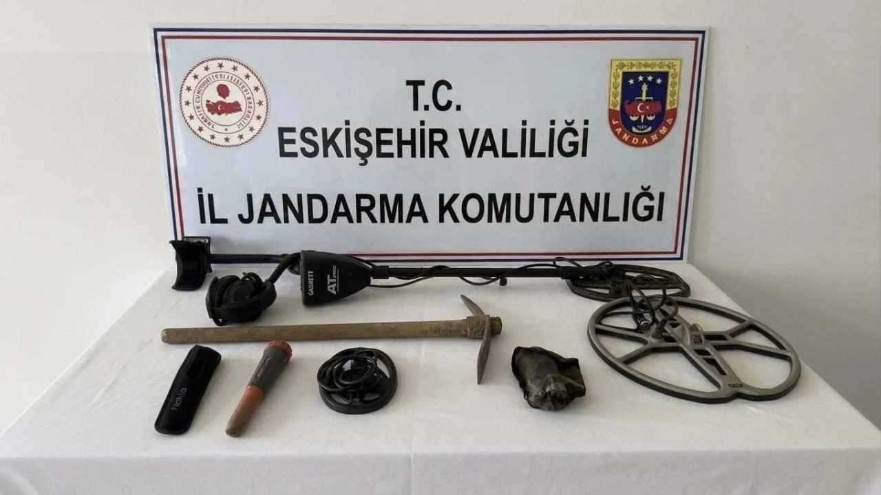 Define bulmak i&ccedil;in ka&ccedil;ak kazı yaparken yakalandılar
