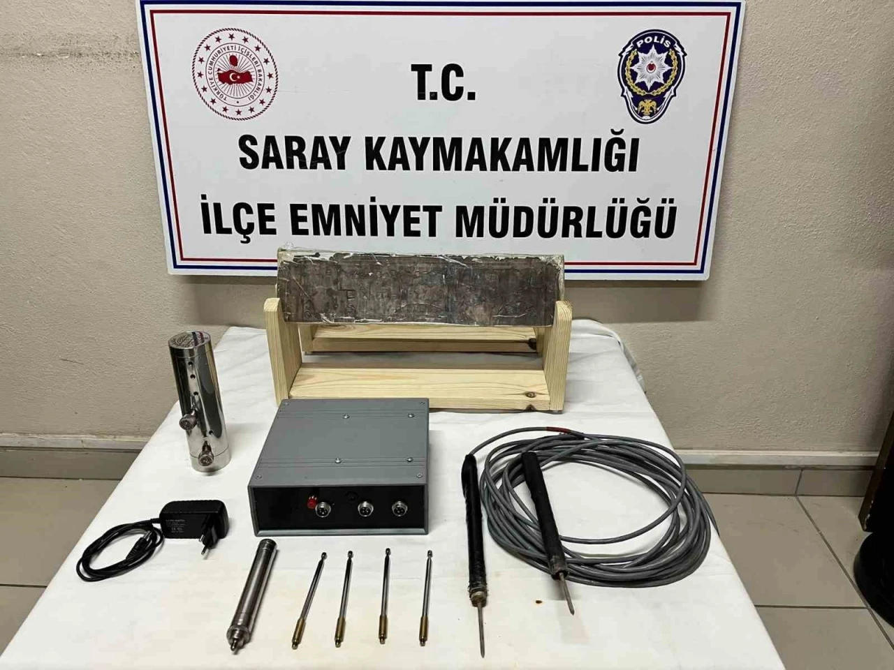 Defineciler, tarihi eser harita ile yakalandı