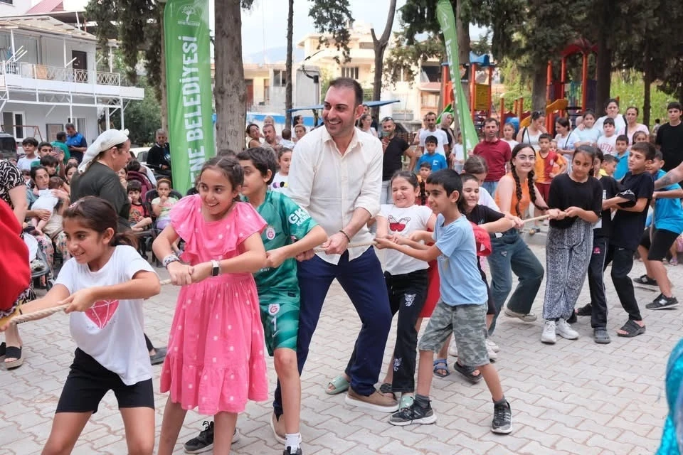 Defne Belediyesi’nin Harbiye Mahallesi’nde düzenlediği etkinlikte çocuklar gönüllerince eğlendiler
