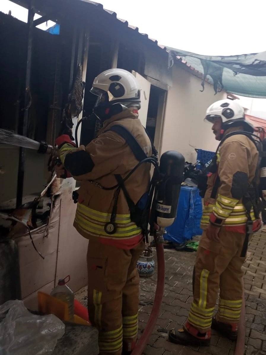 Defne’de konteyner yangını
