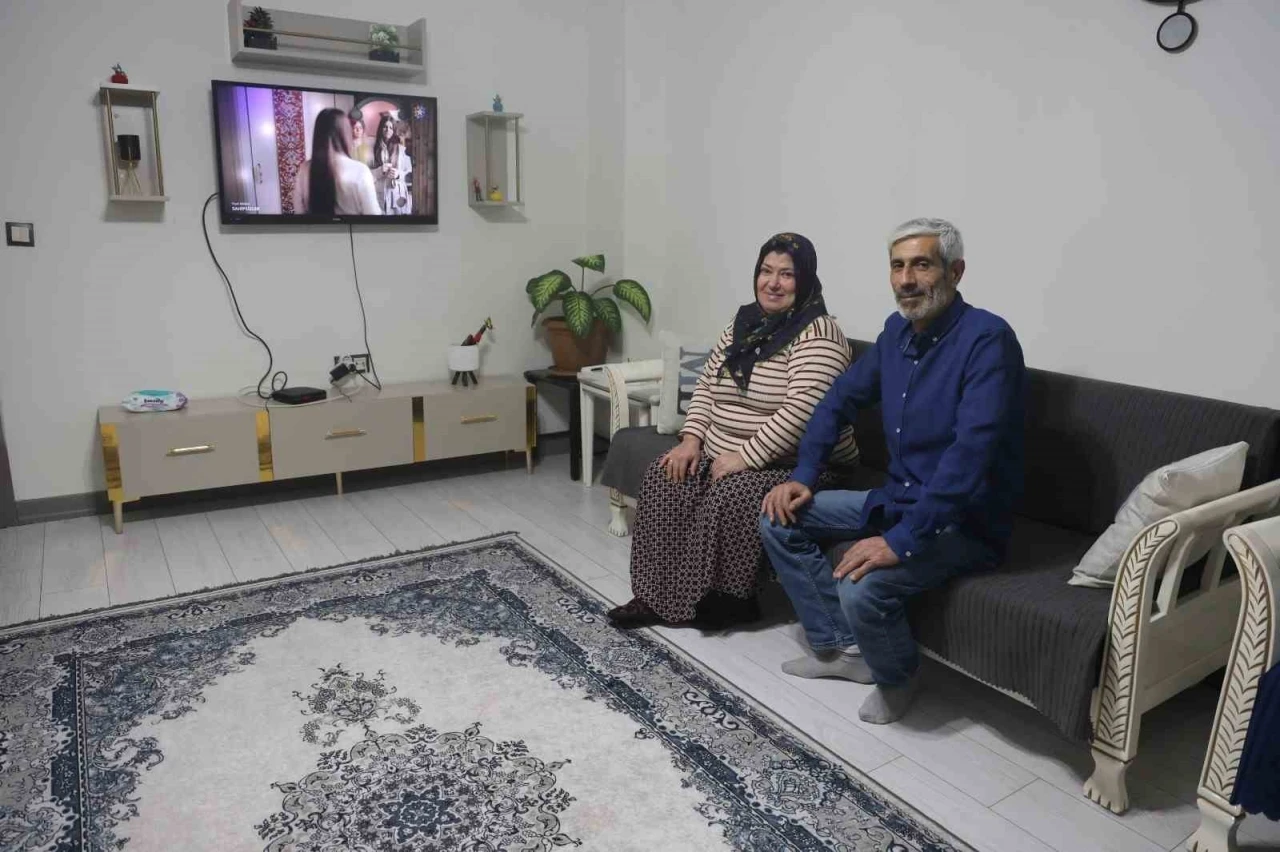 DEM partili milletvekilinin &lsquo;Şantiye şefi&rsquo; yakıştırmasını yaptığı Bakan Kurum&rsquo;a yuvasına kavuşan depremzedelerden destek
