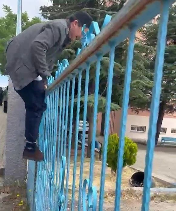 Demir kapıdan atlayarak yetişmeye &ccedil;alıştı, sınava alınmayınca duvarından atlayarak okuldan ayrıldı
