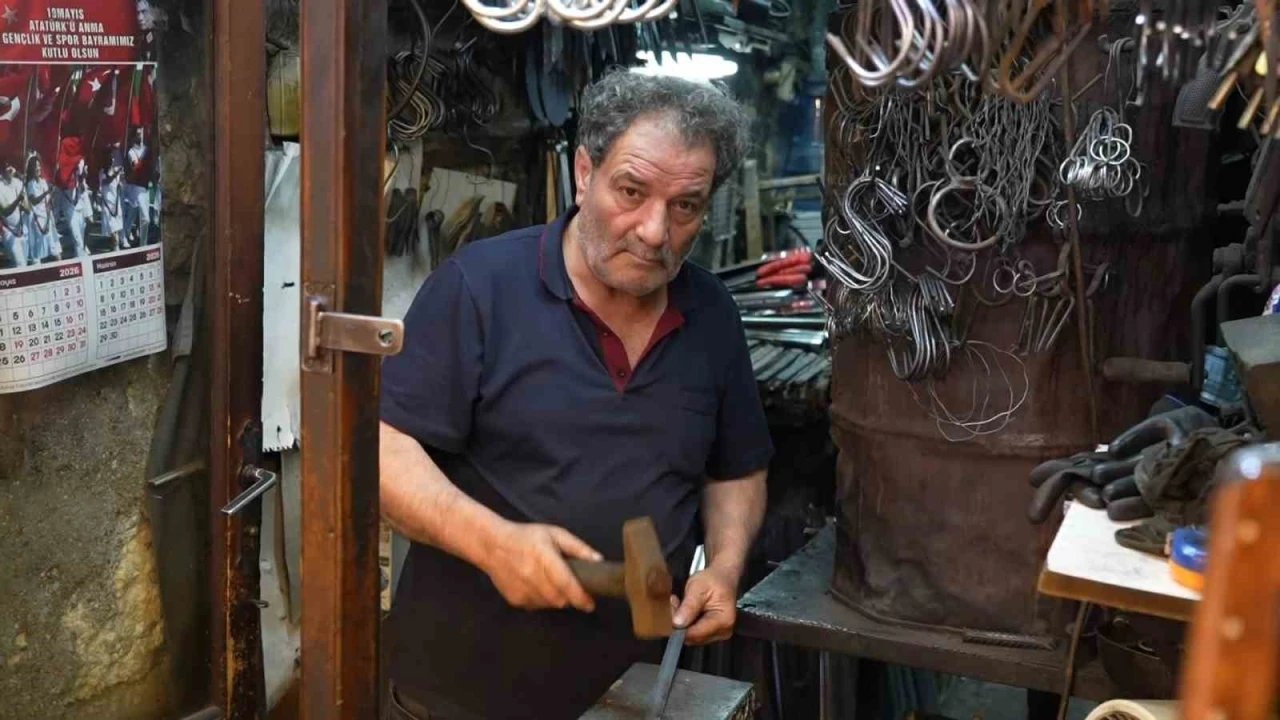 Demir ustalarının zorlu yaz mesaisi devam ediyor

