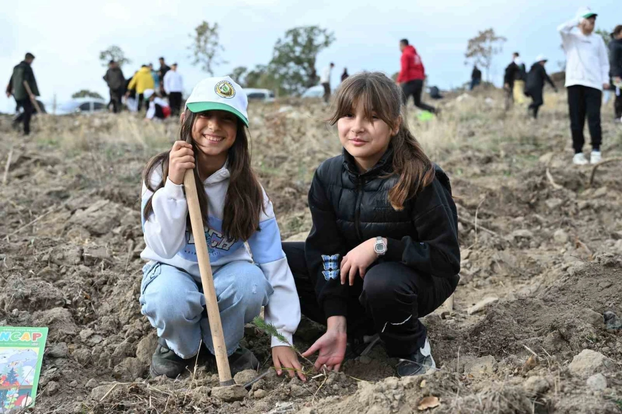 Demirci’de 2 bin fidan toprakla buluştu
