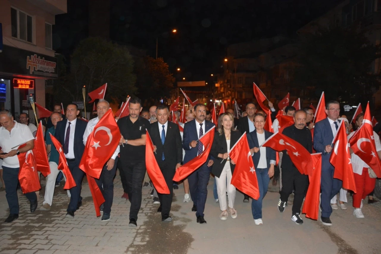 Demirci’de 30 Ağustos ve Kurtuluş Günü fener alayıyla kutlandı
