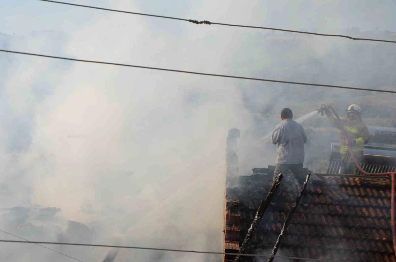 Demirci’de çıkan yangında bir ev kullanılamaz hale geldi
