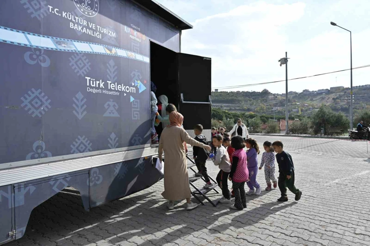 Demirci’de gezen sinema tırı çocuklara unutulmaz anlar yaşattı
