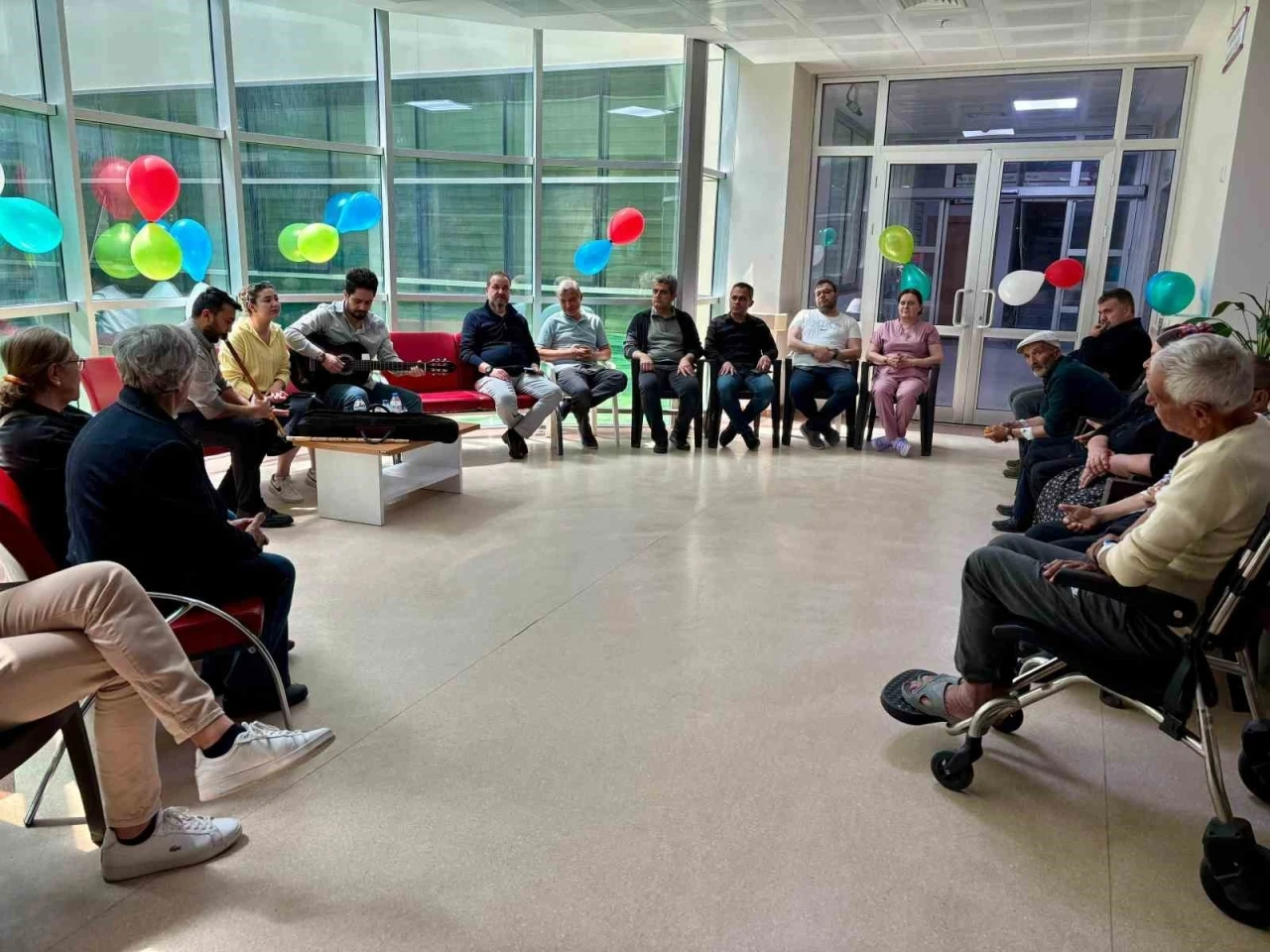 Demirci Devlet Hastanesinden hastalara müzikli moral etkinliği
