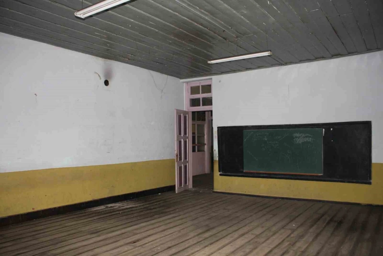 Demirci&rsquo;nin k&ouml;kl&uuml; halıcılığı tarihi okulda yaşatılacak
