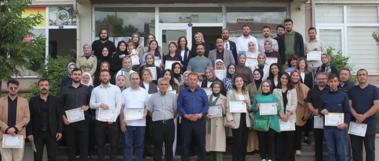 Demirözü’nde 63 eğitimciye başarı belgesi verildi
