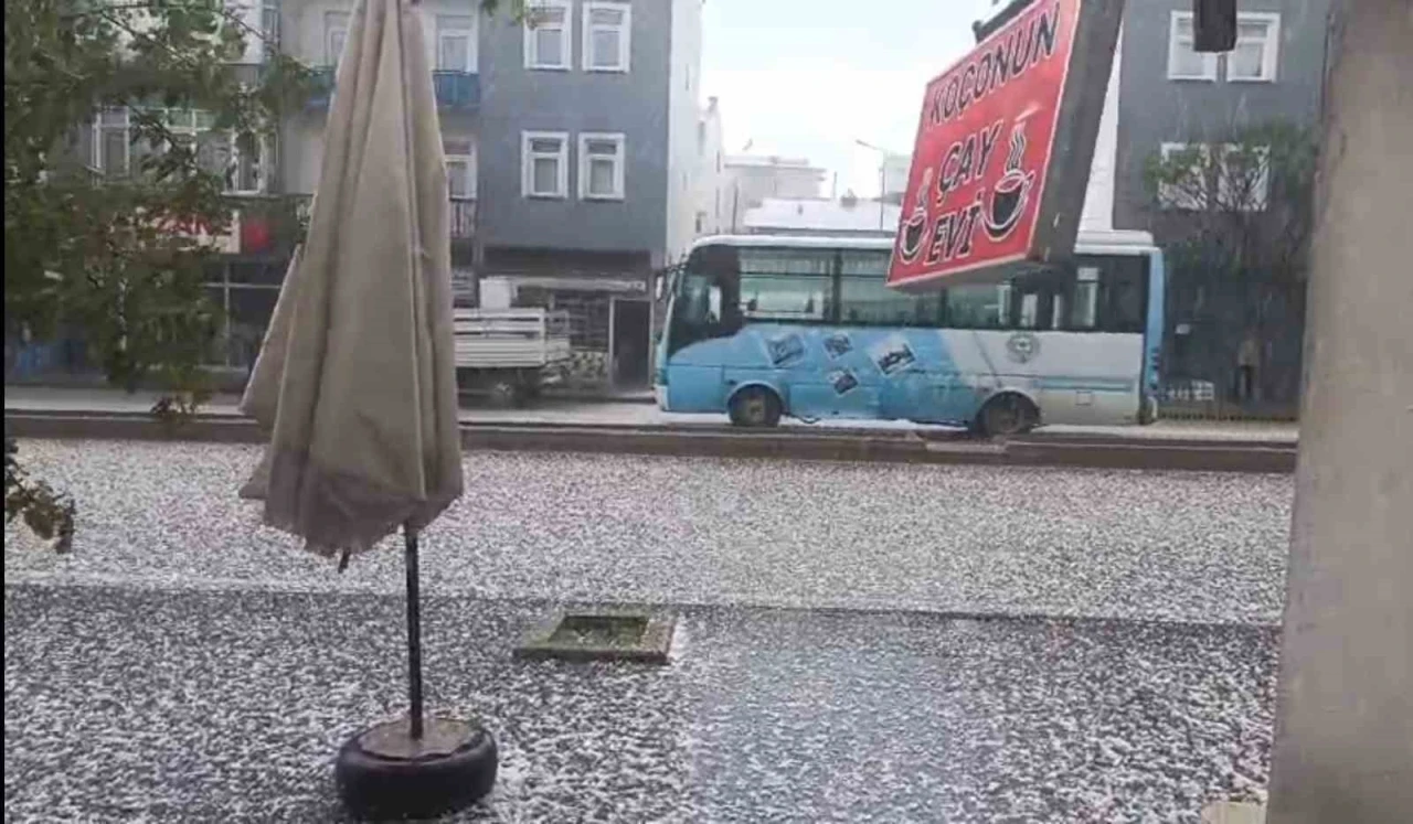 Demirözü’nde dolu yağışı etkili oldu