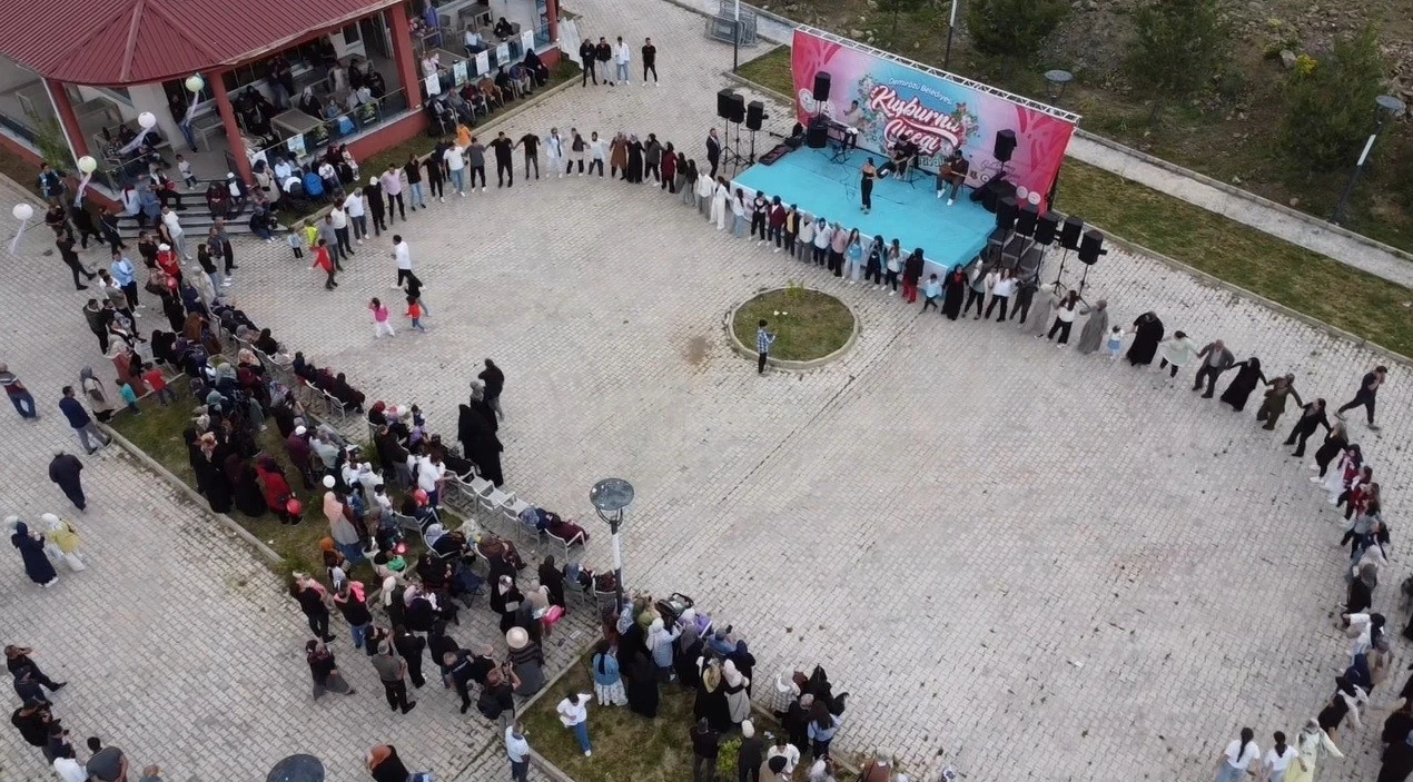 Demirözü’nde ‘Kuşburnu Çiçeği Festivali’ düzenlendi
