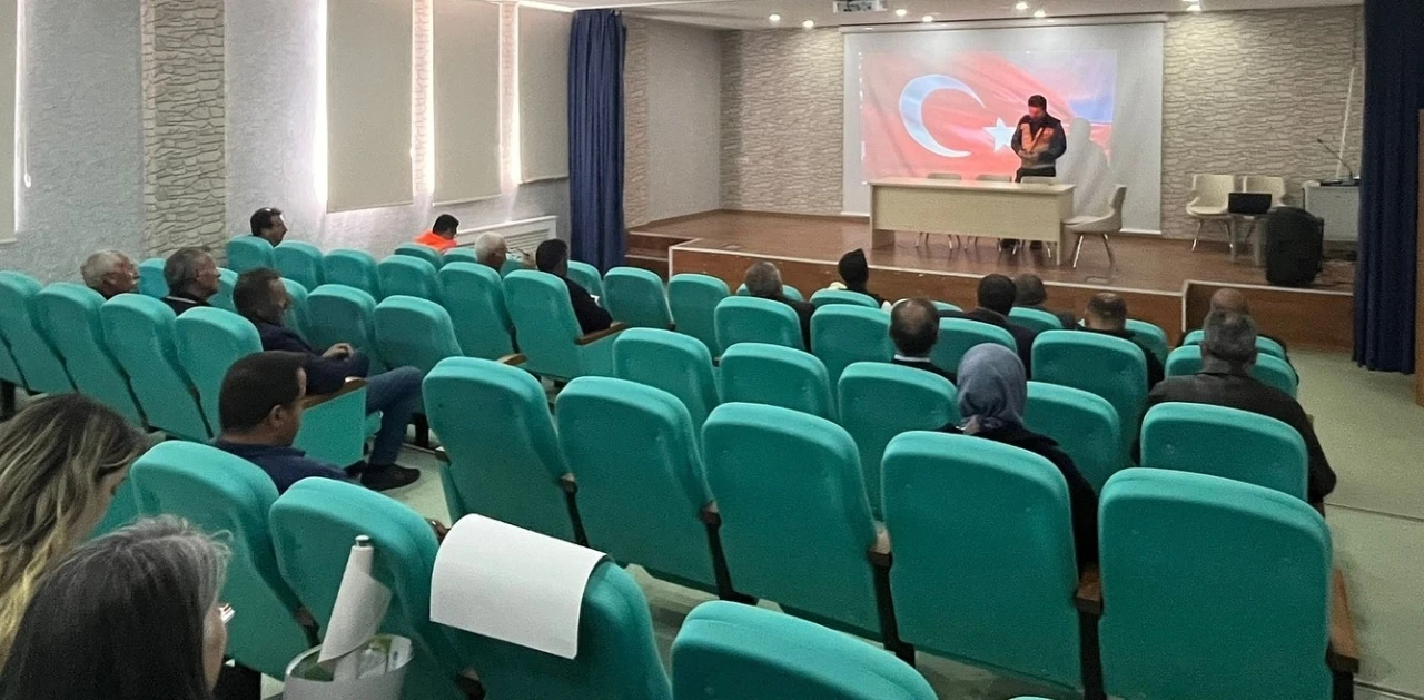 Demirözü’nde muhtarlar ve çiftçiler Kurban Bayramı öncesi bilgilendirildi
