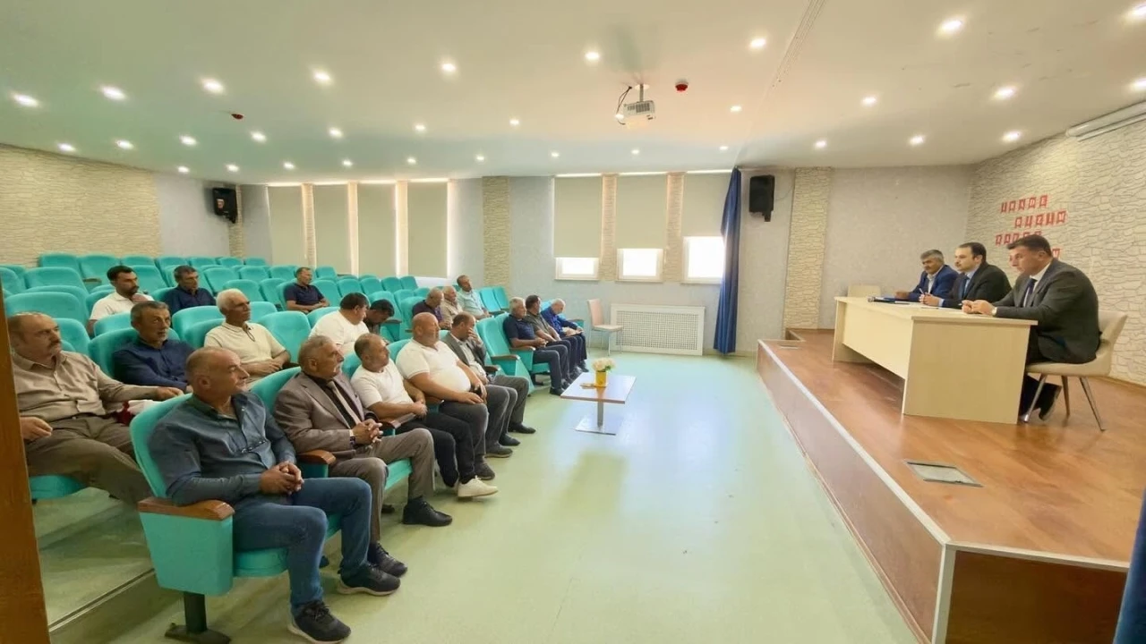 Demir&ouml;z&uuml;&rsquo;nde muhtarlarla değerlendirme toplantısı yapıldı
