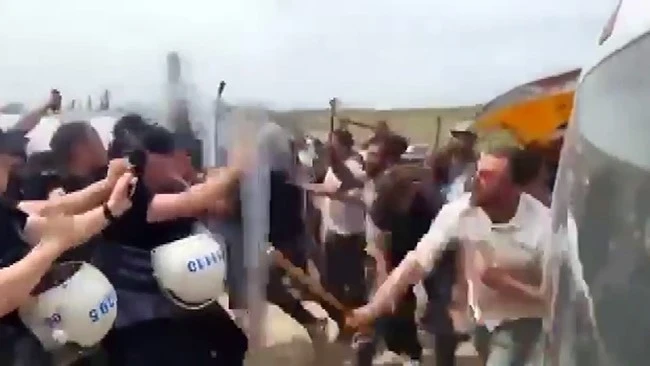Denetim yapılmasına izin vermeyen kurban satıcılarından polise saldırı
