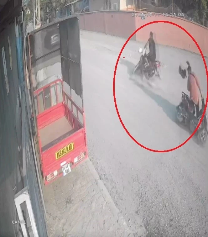 Dengesini kaybederek motosikletten düşen kadına karşıdan gelen motosiklet çarptı
