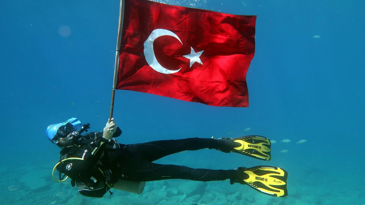 Dalgıçlar Deniz Dibinde Türk Bayrağı Açtı