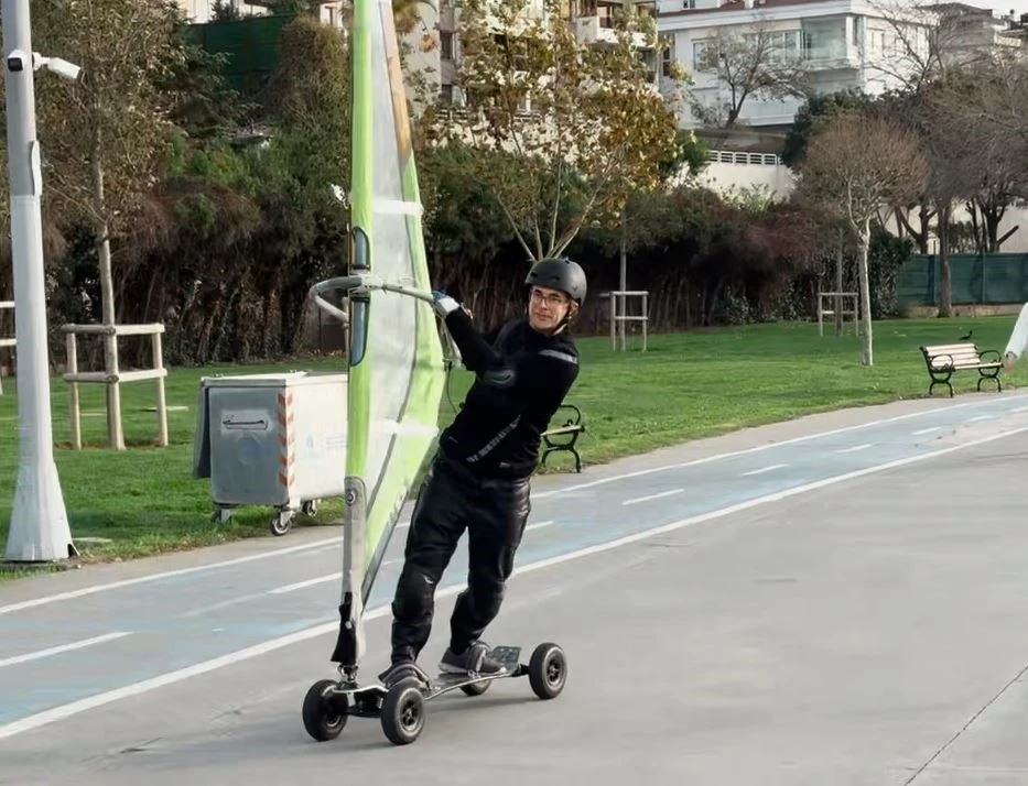 Deniz rüzgarıyla karada sörf yaptı
